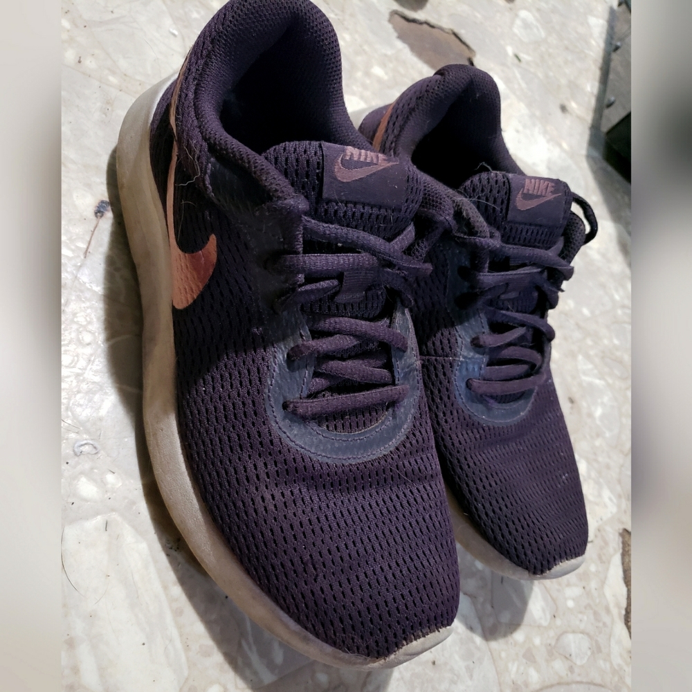 Nike Tanjun Burgundy Ash Rose Gold Womens Sneakers Size 6